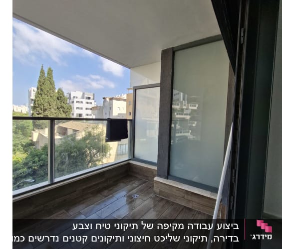 מרפסת עם רצפת עץ ונוף עירוני
